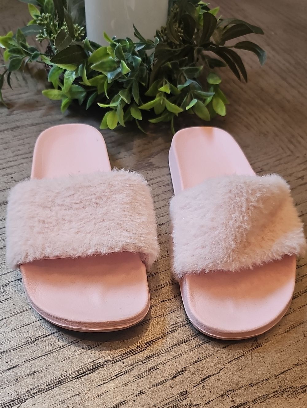 Pink Faux-Fur Slide Sandals Size 7.5
